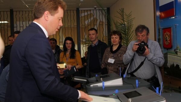 Губернатор Севастополя Дмитрий Овсянников проголосовал на избирательном участке в новой школе в бухте Казачьей. 18 марта 2018