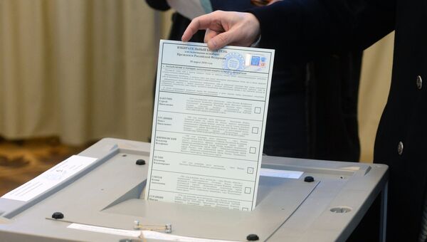 Избиратель голосует на выборах президента РФ