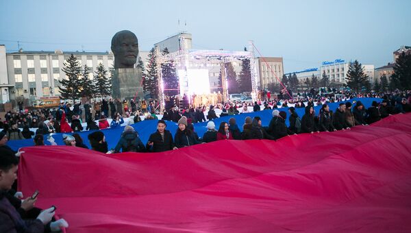 Триколор весом 600 кг на главной площади Улан-Удэ в день выборов. 18 марта 2018