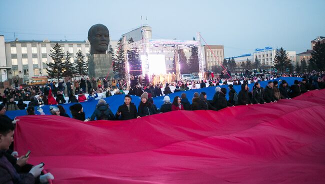 Триколор весом 600 кг на главной площади Улан-Удэ в день выборов. 18 марта 2018