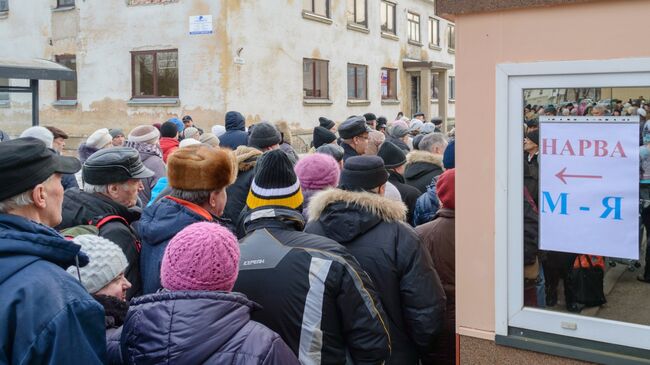 Очередь на избирательный участок в Генеральное консульство РФ в Нарве, где проходит голосование на выборах президента РФ. 18 марта 2018