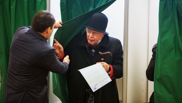 Дизайнер Вячеслав Зайцев во время голосования на выборах президента РФ в посольстве России во Франции
