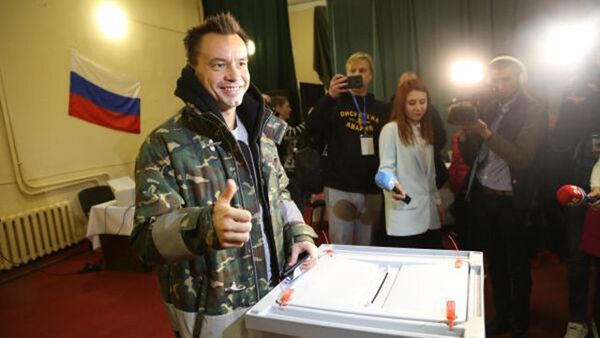 Участник музыкальной группы Дискотека авария Алексей Серов на избирательном участке во время голосования в Крыму. 18 марта 2018