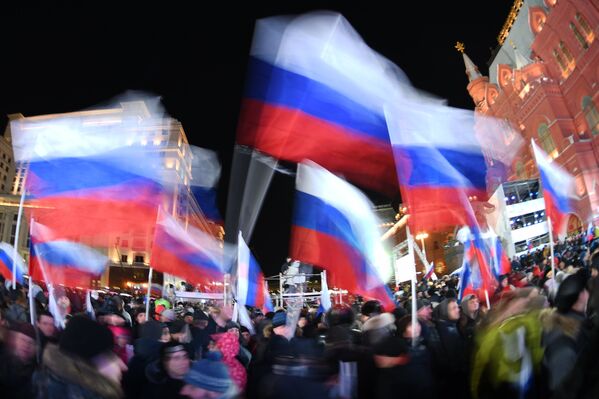 Участники перед началом митинг-концерта на Манежной площади в Москве, посвященного годовщине воссоединения Крыма с Россией. 18 марта 2018