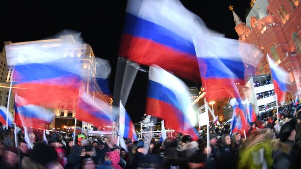 Участники митинг-концерта на Манежной площади в честь воссоединения Крыма с Россией