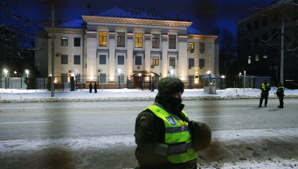 Заблокированное здание посольства РФ в Киеве в день выборов президента РФ
