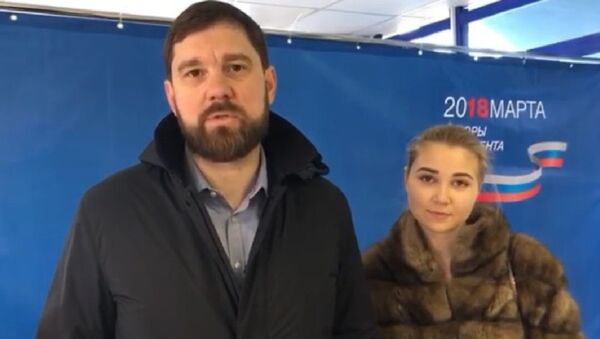 Глава ФАДН Игорь Баринов с дочерью на избирательном участке в Москве