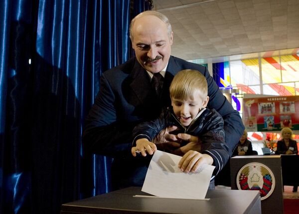 Президент Белоруссии Александр Лукашенко с сыном Николаем во время голосования