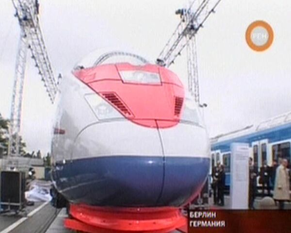 Первый регулярный рейс поезда на линии Санкт-Петербург - Москва, расстояние между которыми Сапсан должен преодолеть за 3 часа 45 минут, состоится в конце 2009 года.