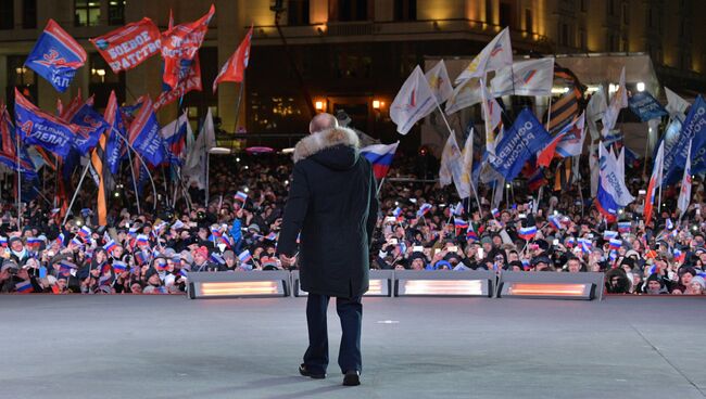 Владимир Путин во время митинга-концерта на Манежной площади в Москве