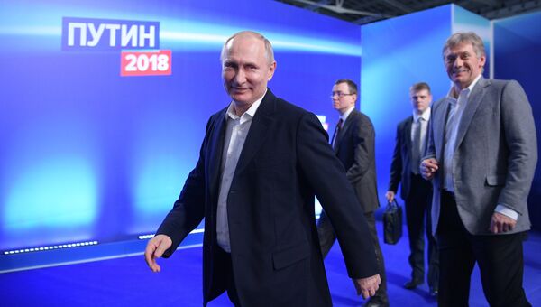 Владимир Путин во время посещения своего предвыборного штаба. Архивное фото
