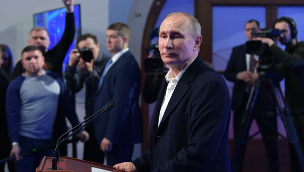 Владимир Путин отвечает на вопросы журналистов во время посещения своего предвыборного штаба. 18 марта 2018