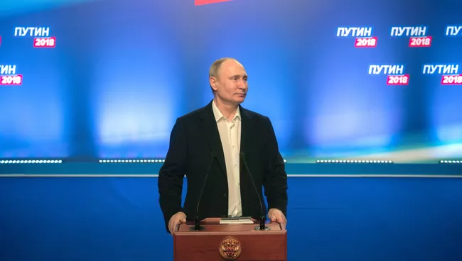 Президент РФ Владимир Путин во время посещения своего предвыборного штаба. 18 марта 2018