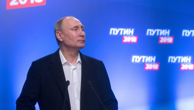 Президент РФ Владимир Путин во время посещения своего предвыборного штаба. 18 марта 2018