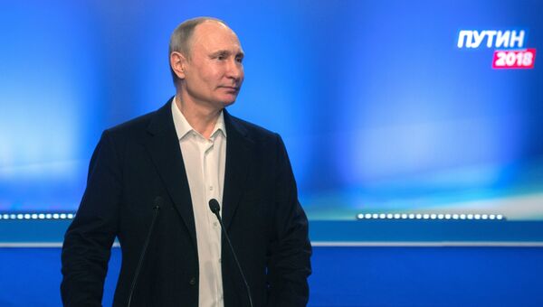 Президент РФ Владимир Путин во время посещения своего предвыборного штаба. 18 марта 2018