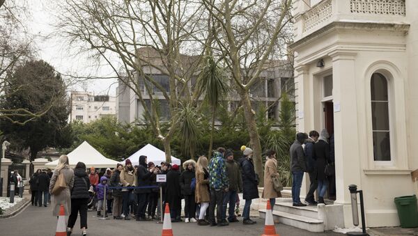 Россияне, проживающие в Великобритании, пришли проголосовать на выборах президента РФ на избирательный участок в посольстве РФ в Лондоне