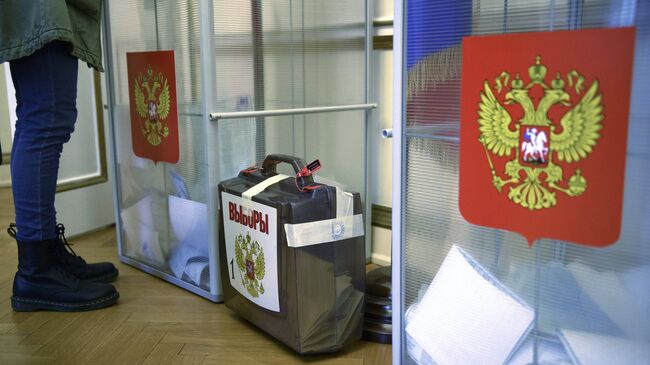 Урны для голосования на выборах президента РФ на избирательном участке в посольстве РФ в Лондоне