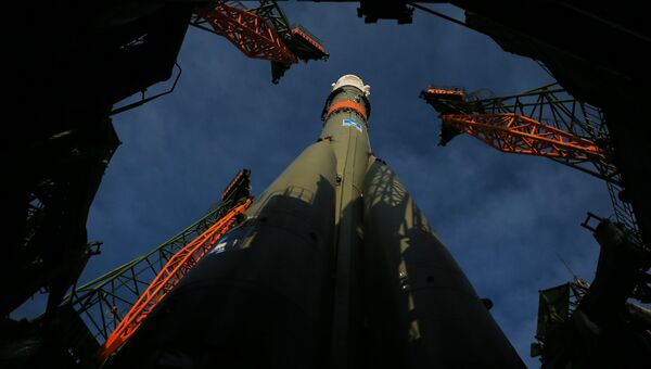 Ракета-носитель с транспортным пилотируемым кораблем Союз МС-08 во время установки на стартовый комплекс космодрома Байконур. Архивное фото