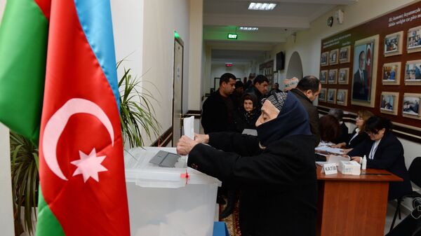 Избиратели на одном из избирательных участков в Баку. Архивное фото