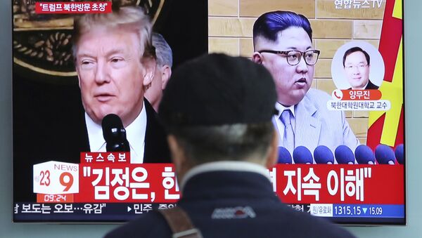 Портреты президента США Дональда Трампа и лидера КНДР Ким Чен Ына во время трансляции новостей в Сеуле. Архивное фото