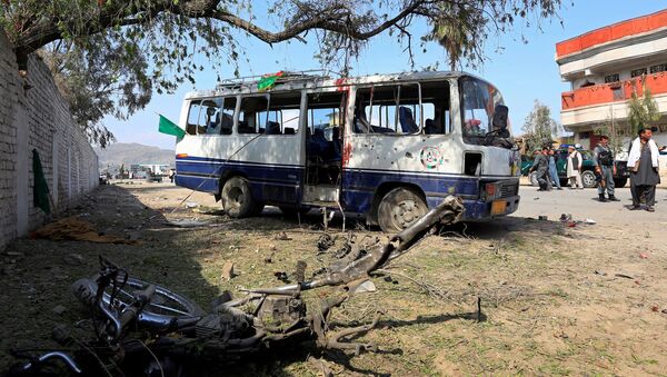 Поврежденный микроавтобус после взрыва в Джалалабаде, Афганистан. 19 марта 2018
