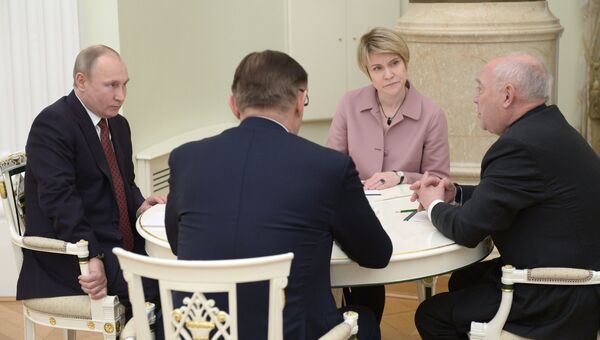 Президент РФ Владимир Путин на встрече с сопредседателями предвыборного штаба кандидата в президенты РФ В. Путина. 19 марта 2018