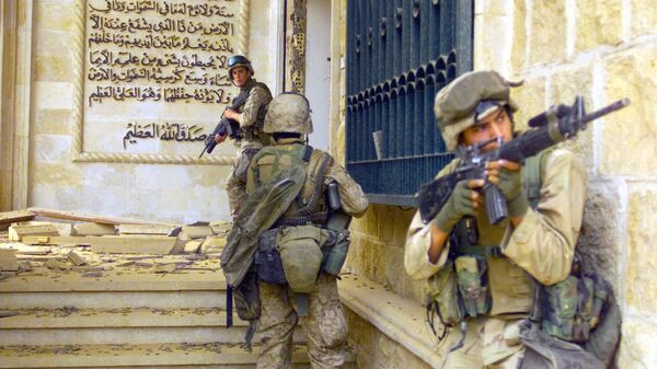 Морские пехотинцы США перед входом в один из дворцов Саддама Хусейна