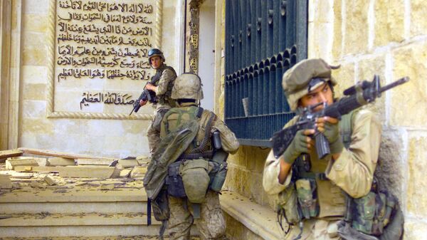 Морские пехотинцы США перед входом в один из дворцов Саддама Хусейна. 9 апреля 2003 года