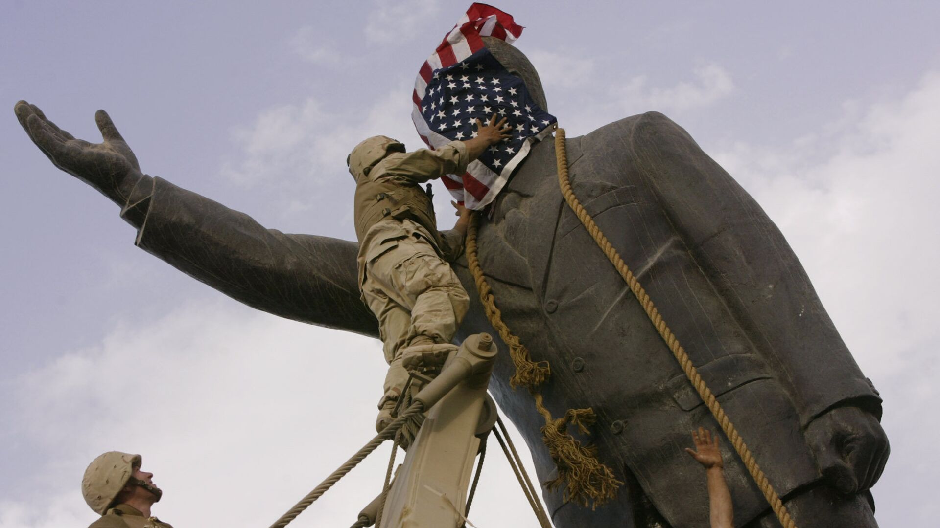 Снос статуи Саддама Хусейна в Багдаде, 9 апреля 2003 - РИА Новости, 1920, 30.12.2021