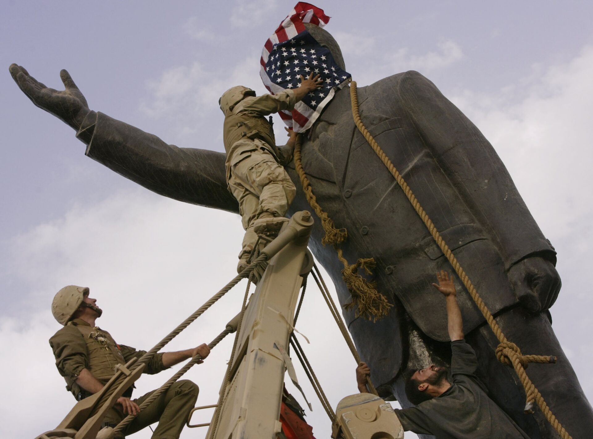 Снос статуи Саддама Хусейна в Багдаде, 9 апреля 2003 - РИА Новости, 1920, 05.02.2021