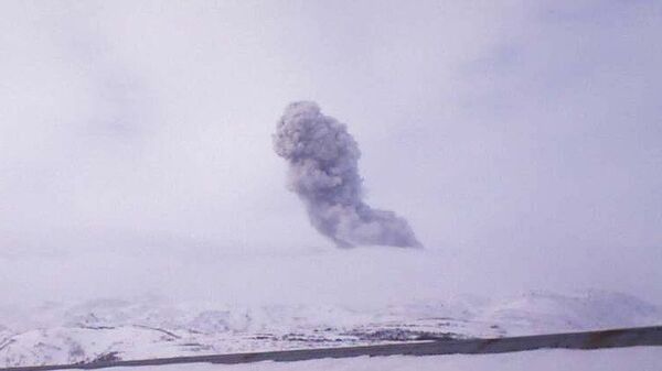 Выброс пепла на вулкане Эбеко. Архив