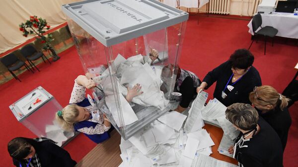 Подсчет голосов на выборах президента РФ  в участковой избирательной комиссии в Симферополе