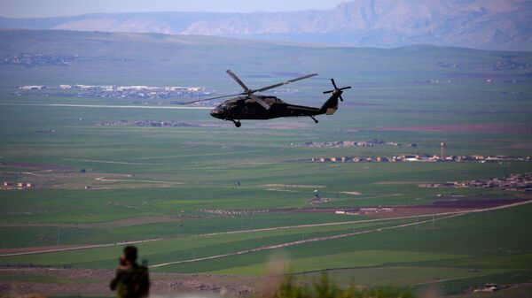Вертолет международной коалиции, возглавляемой США, в районе границы Сирии и Турции