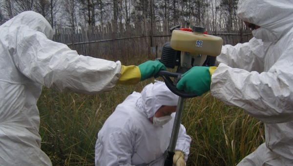 Ученые отбирают пробы почвы для анализа на споры сибирской язвы. Архивное фото