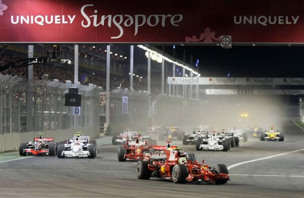 Старт первой ночной гонки Формулы-1 в Сингапуре