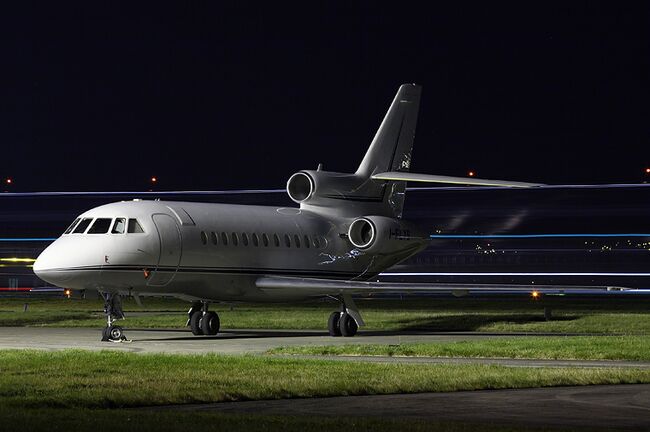 Авиалайнер премьер-министра Франции Франсуа Фийона Falcon-900 