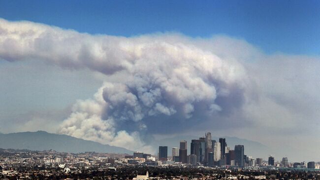 Дым от лесных пожаров, вызванных аномальной жарой, над Лос-Анджелесом, Калифорния, США. Архивное фото