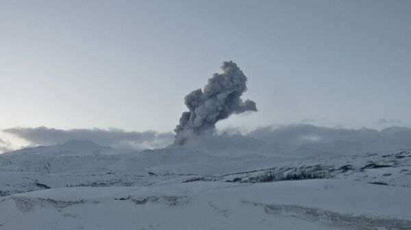 Выброс пепла на вулкане Эбеко. Архивное фото