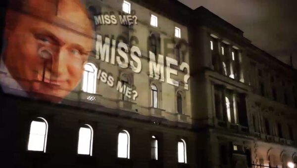 Скучали по мне? - изображение Путина на здании МИД Великобритании