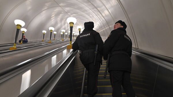Сотрудники полиции на станции метро Спортивная в Москве