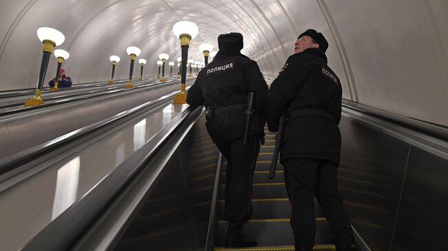 Сотрудники полиции на станции метро Спортивная в Москве