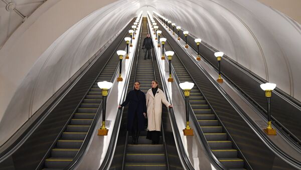 Пассажиры на станции метро Спортивная Сокольнической линии