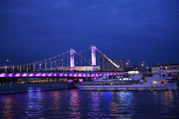 Теплоход на Москве-реке у Крымского моста