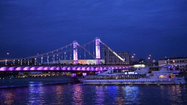 Теплоход на Москве-реке у Крымского моста