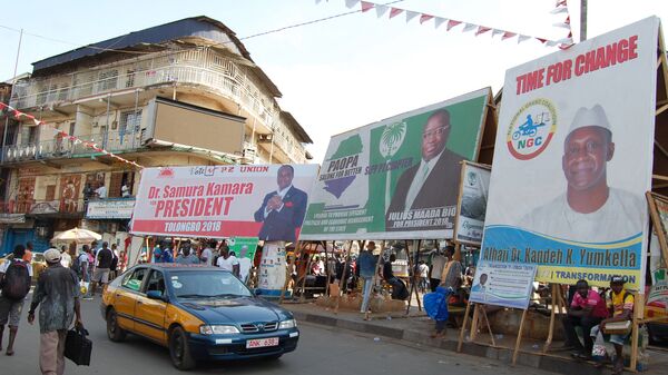 Предвыборные плакаты кандидатов в президенты на улицах Фритауна в Сьерра-Леоне. Архивное фото