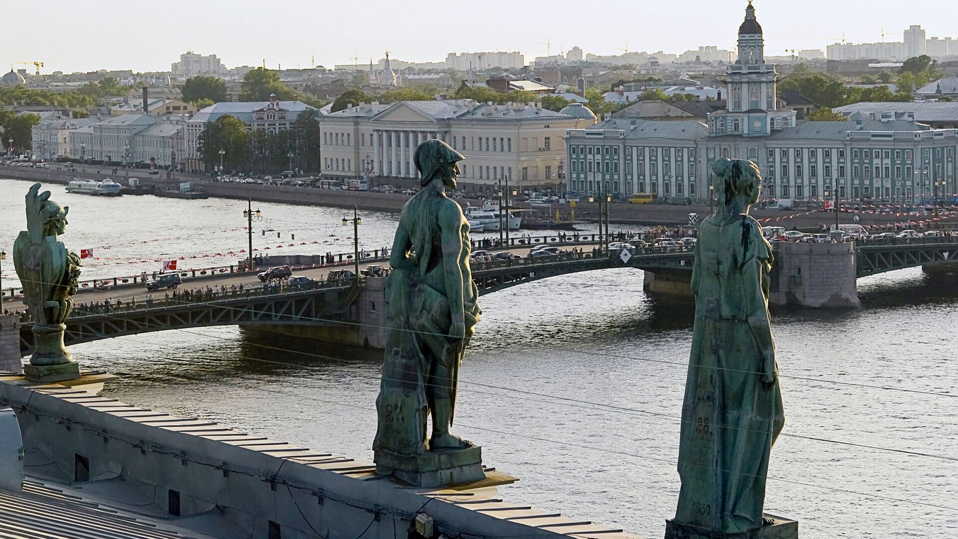 Скульпуры на крыше Эрмитажа. Вид на Дворцовый мост - РИА Новости, 1920, 24.06.2022