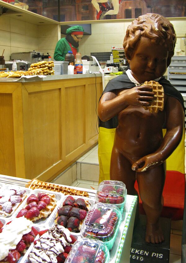 Шоколадная фигура Писающего мальчика