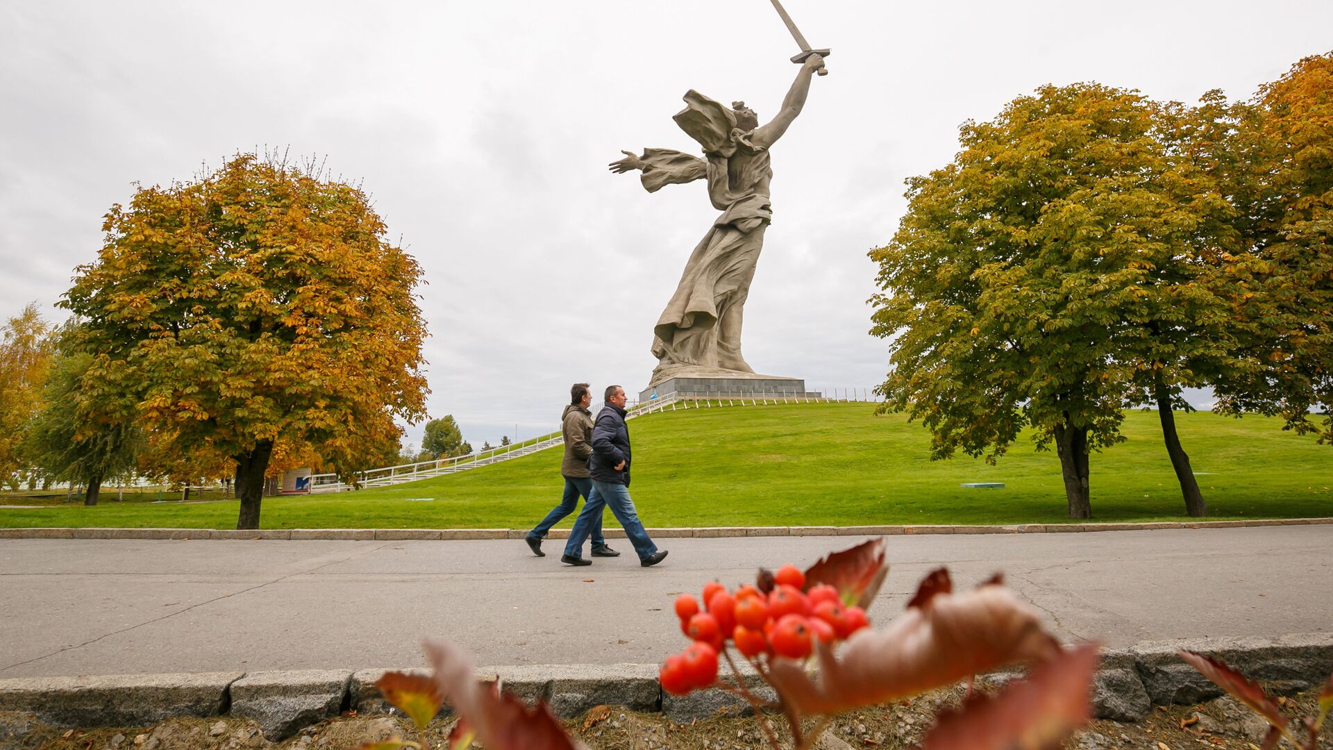 Монумент Родина-мать зовет! на территории историко-мемориального комплекса Мамаев курган в Волгограде - РИА Новости, 1920, 27.09.2021