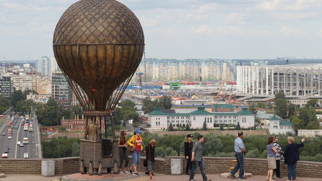 Туристы возле памятника Жулю Верну в Нижнем Новгороде