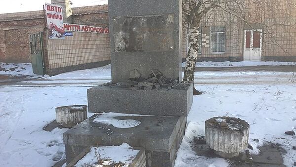 Оскверненный вандалами памятник генералу Ватутину в Бердичеве, Украина